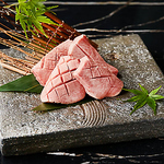 当店こだわりの黒毛和牛は「一枚の焼肉で驚かせたい」という思いから、肉質にこだわり続けています。