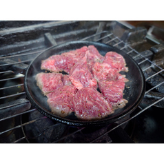 丁寧に仕立てた牛ハラミ(インサイド)を、熱々の鉄板で！