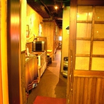 エレベーターに乗ったら4階のボタンを押してください。その4階に当店がございます。ようこそ当店へ。