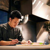 当店のカウンター席では、シェフが織り成す料理の技を間近でご覧いただけます。目の前で調理されるA5和牛の肉料理は、まさに圧巻。シェフのこだわりや手際を楽しみながら、料理の香りや音を感じる贅沢な時間をお過ごしください。特別なデートや大切な人とのひとときに、ぜひこの特別な体験をお楽しみください。