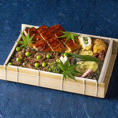 鰻蒲焼と牛しぐれ煮弁当