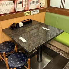 少人数様におすすめのテーブル席です。ご家族やご友人とご一緒にどうぞ。リーズナブルな寿司を堪能しながら、ゆったりとお過ごしいただけます。懐かしい温もりに包まれた空間で、特別なひとときをお愉しみください。