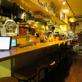 全席で無料Wi-Fiをご利用いただけますので、お食事をしながら調べ物をしたり、SNSを更新したりと、ご自由にお使いいただけます。また、スマートフォンやノートPCの充電に便利な電源も完備しています。急な充電切れの心配なく、ゆっくりとお食事や会話をお楽しみください。