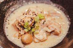 【数量限定/平日限定】鶏モモ肉のビール煮込み ブラックペッパー/パルメザンチーズ/ オリーブオイル