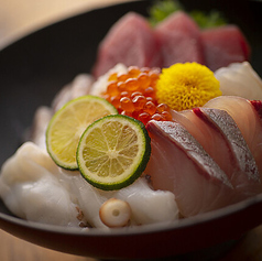 鮮度抜群！名物『おまかせ造り盛り』旬の海鮮を大阪駅で