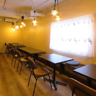 鮮やかなブルーを取り入れたお洒落な店内。