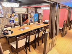 6名掛けのテーブル席は配置を変えれば最大30名様程度の宴会もOK☆