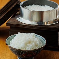 注文後に炊き上げるツヤ豊かな釜炊きご飯が自慢◎