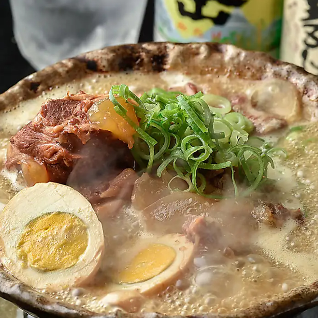【当店名物！豚骨豚煮】豚のアバラ肉をじっくり煮込みました。〆にはラーメンも◎