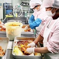 人の手で心を込めて丁寧に漬ける「手作り自家製キムチ」