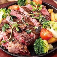 香ばしく食べ応え抜群◎アツアツ鉄板の牛ロースステーキ