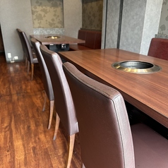 最大12名様までのご利用に便利な広めの個室を完備しております。親族でのお祝い事や、部署単位での小さな飲み会など、まとまった人数で周囲に気兼ねなく宴を楽しみたい時に最適です!