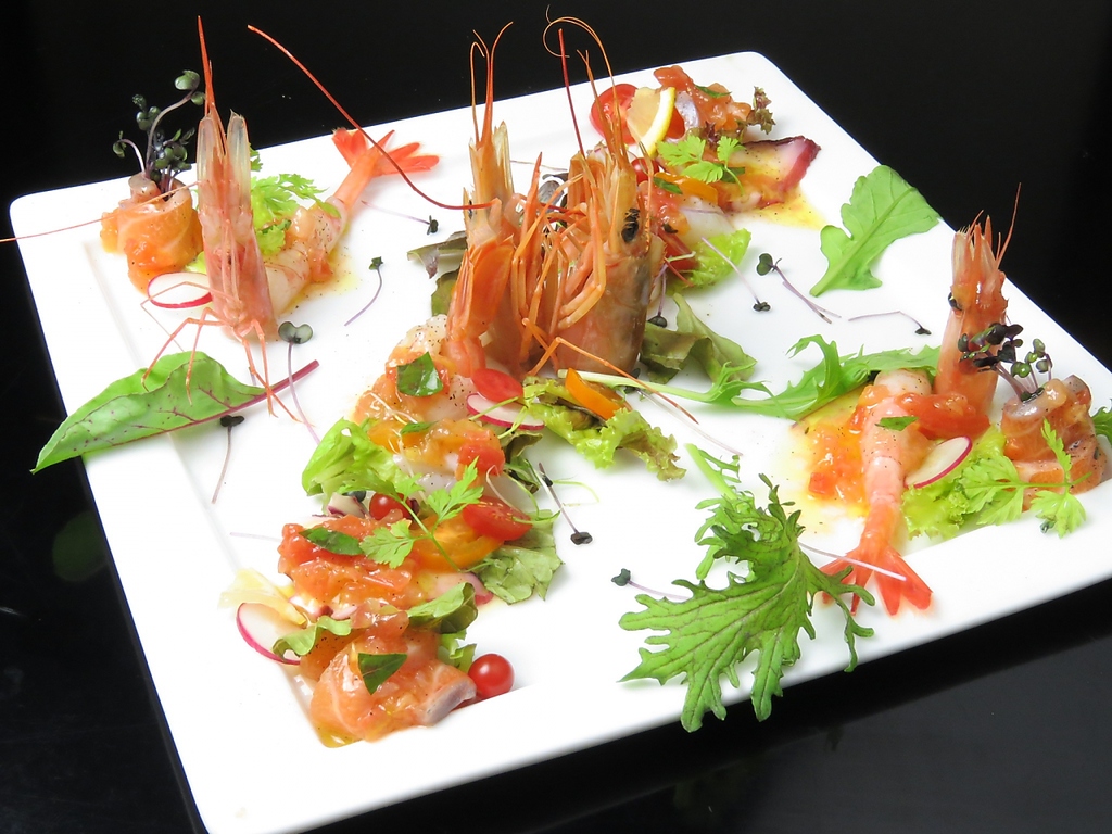 鮮度のいい野菜と魚を使ったカルパッチョは、さっぱりとしたドレッシングと魚の旨味にあふれています