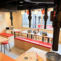 ワイワイ活気のある、明るい光が差し込む店内！