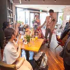 仲間と最高の思い出を作りたいなら、ぜひ貸切で当店をご利用ください！会社の宴会や同窓会はもちろん、結婚式の二次会にも最適な広々空間をご用意いたしました！着席60名、立食100名まで対応可能で、マイクやプロジェクターなど無料の設備も充実しているので、サプライズ演出もバッチリ◎