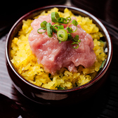 ■ THEトロたく上質な本マグロのトロに、食感の良い沢庵を合わせた人気の海鮮丼。濃厚な脂の甘みと沢庵の軽やかな歯ごたえが絶妙に調和し、一口ごとに異なる食感と旨みを楽しめる、やみつきになる一杯です。