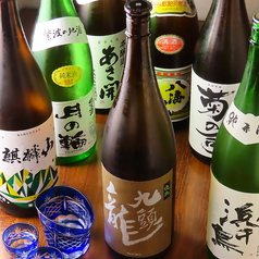店主自ら厳選した銘酒を取り揃えており、岩手の地酒はもちろん、東北の日本酒も豊富にございます。