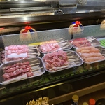 鮮度にこだわり、1本1本丁寧に串を打っています！炭火焼！