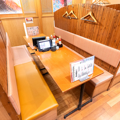 狭さを感じさせない広々としたテーブル席!木のぬくもり感じる落ち着いた空間です◎