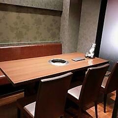 最大6名様までゆったりと座れる個室は、ビジネスシーンでの接待や、ご友人同士の集まりに最適です。適度な広さと清潔感のある空間は、落ち着いて会話を弾ませるのにぴったりの雰囲気♪