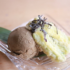 揚げたての苦瓜のベニエとさっぱりとした焙じ茶アイスクリーム
