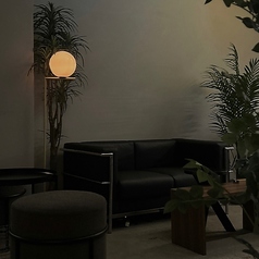 【2名様掛けテーブル席】デートやサシ飲みといった、軽めの一杯の席として使いやすいテーブル席を、4卓をご用意しております。柔らかな光が店内を包み込み、あたたかみのあるライトアップが、心地よい安らぎを提供します。※画像は一例です。