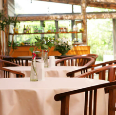 最大100名様まで収容可能なホテルの宴会場をご用意しております!各種宴会や結婚式二次会などにぜひご利用ください。