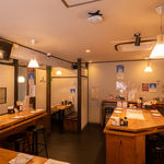 ゆったりくつろげるテーブル席やサクッと飲める立ち飲みエリアもご用意しております。