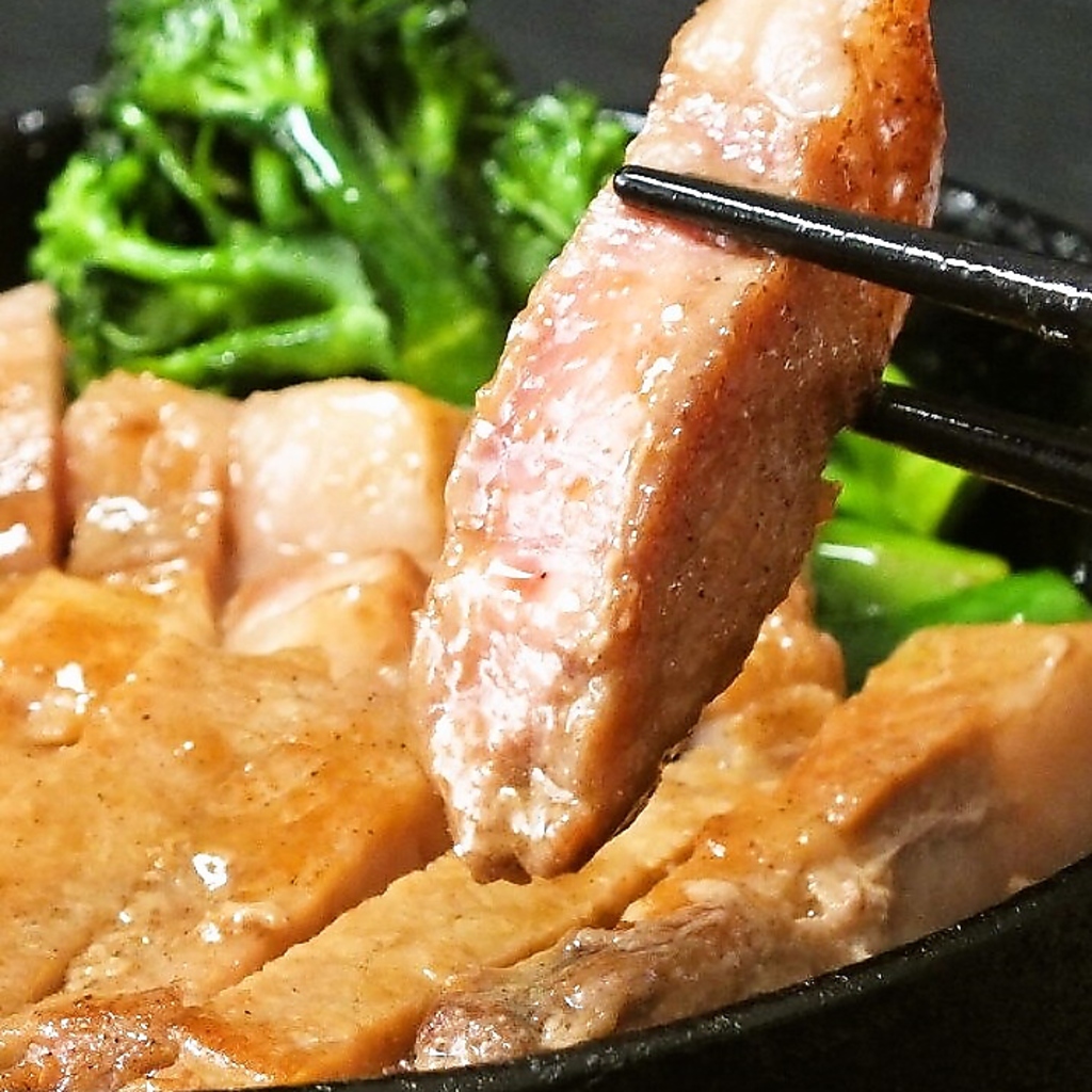 店主こだわりの厳選食材！！旨みたっぷり[芳寿豚]♪コバチの一押し食材!!