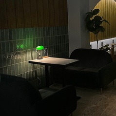 【4名様掛けテーブル席】女子会やご友人とのお集まりなど、多彩なシーンに合わせてご利用いただけるお席となっております。深夜のBAR利用など、様々なシチュエーションにご利用ください。お気軽にどうぞ◎※画像は一例です。