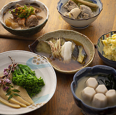 旬食材のおばんざい。速い・旨い・酒が進むアテが充実◎