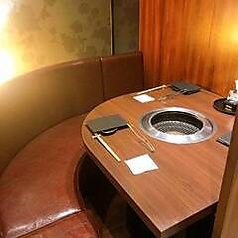 デートや大切な記念日に最適な、2名様限定の完全個室をご用意。3~6名様の個室もございます。扉で仕切られたプライベートな空間でお食事をお楽しみください。7名様以上でも個室でお食事は可能です。(7名様以上の御予約は電話での対応となっております。個室は大変人気席でございます。早めの御予約がオススメです。