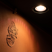 癒しを与えてくれる間接照明。壁にデザインされた蝶は店主自らの作品。お店はすべて店主と大工さんが力を合わせて作った愛情あふれるこだわりの手作り空間なんです！