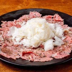 大人気!牛肉のカルパッチョふわふわチーズのせ