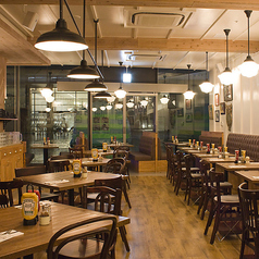 4名様掛けのテーブル席は、人数に合わせてコネクトすることで最大12名様までの一体感あるお席としてご利用いただけます◎仲の良い友人同士の集まりや、会社帰りのカジュアルな飲み会など、中規模の宴会に最適です♪お洒落なインテリアに囲まれた空間で、看板メニューをシェアしながら賑やかな時間を共有してください◎