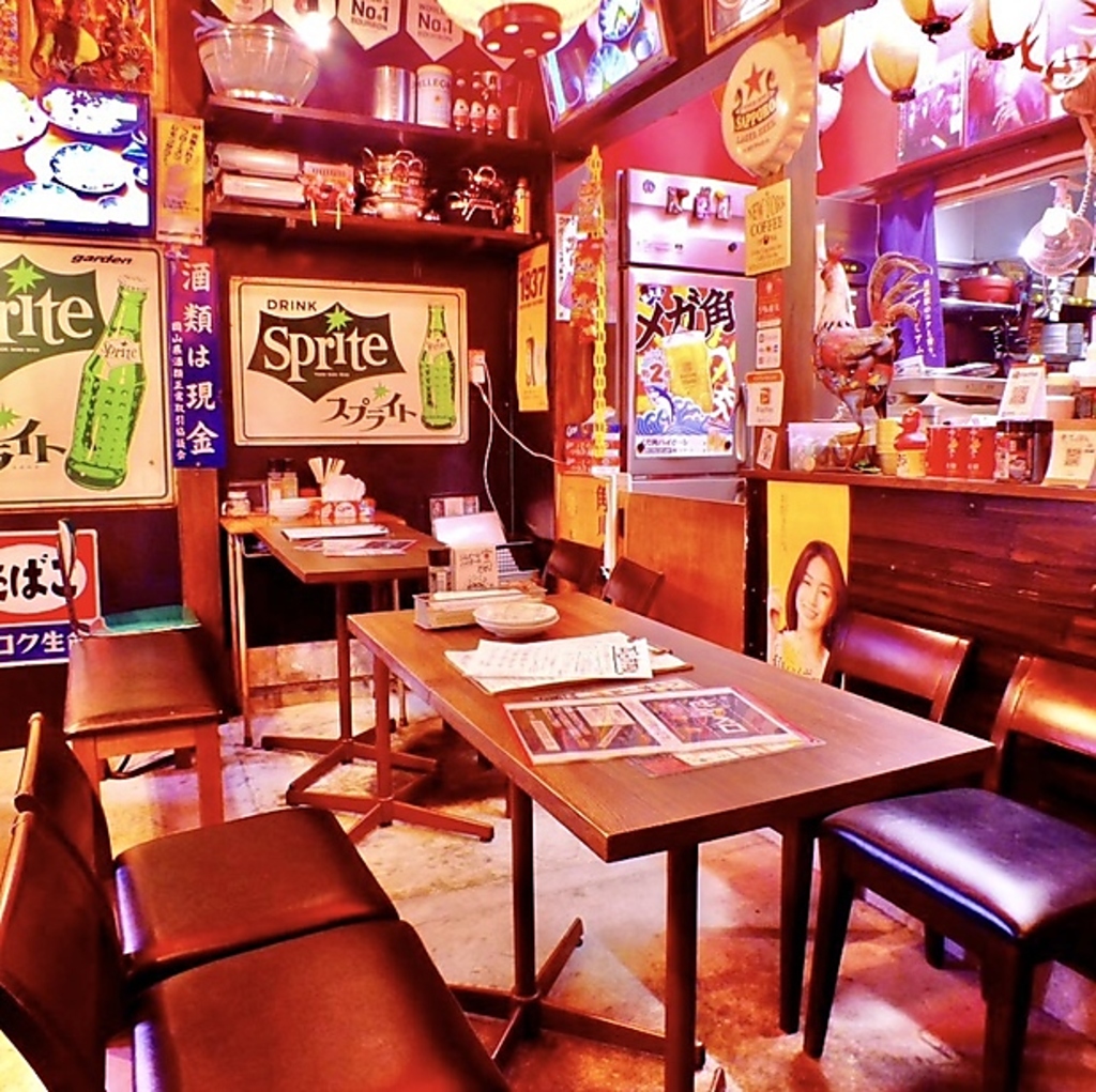 4名様から広々とお使いいただけるテーブル席をご用意しております！仕事帰りの飲み会に最適♪