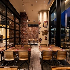 開放感がありながらも空調設備が完備されているため、季節を問わず快適にお過ごしいただける半テラス席です。