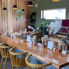 【カウンター席】お一人様でのお食事や、初めての方も入りやすいカウンター席をご用意◎お出かけの際の気軽なお食事に是非ご利用ください！高級感のある木材を使用し、丸みを帯びたカウンター席や椅子は、優しさとこだわりを感じるお席となっております。少人数でのご利用にピッタリ♪お一人様でのご利用も歓迎いたします。