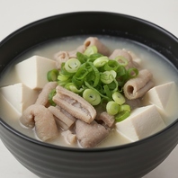 名物【もつ煮込み】はとろっとろの食感が自慢！