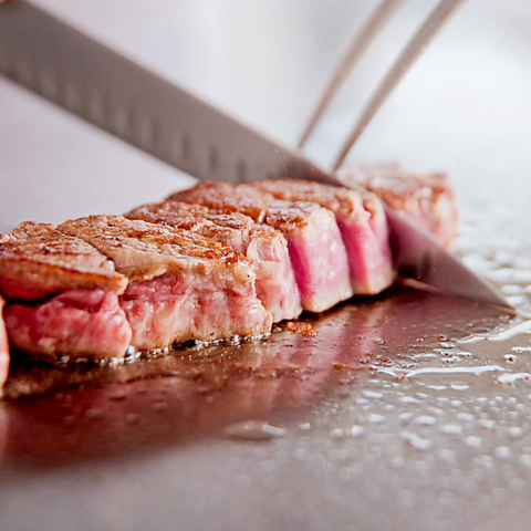 神戸牛ステーキの店の代表格といえば、【ビフテキのカワムラ】肉質、雰囲気共に一流。