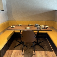 シャンデリア付ソファー席