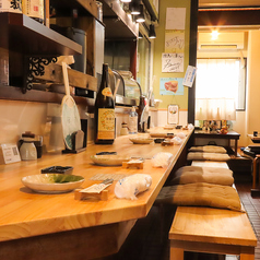 【目の前で焼き上げる臨場感あふれるカウンター席！】最大10名様まで利用できるカウンター席では、仕事帰りや空き時間にふらっと立ち寄るのにも最適です。串を目の前で焼き上げる光景を楽しめます。店主の人柄も抜群で、お一人様でも友人とでも気軽に楽しむことができる居心地の良さがあります★ぜひ一度お立ち寄りください