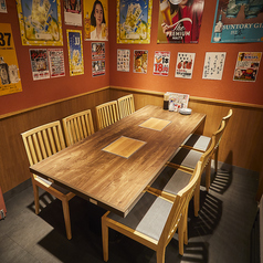 温かみのある木目テーブルで、落ち着いた雰囲気の中ゆっくり乾杯♪サク飲みはもちろん、しっぽり語りたい夜にも最適です。