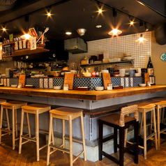 落ち着いたカウンター席。ぜひスタッフとお話しましょう♪女性の1人飲みも多いです◎