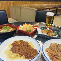 お酒と一緒にお料理もお楽しみください！