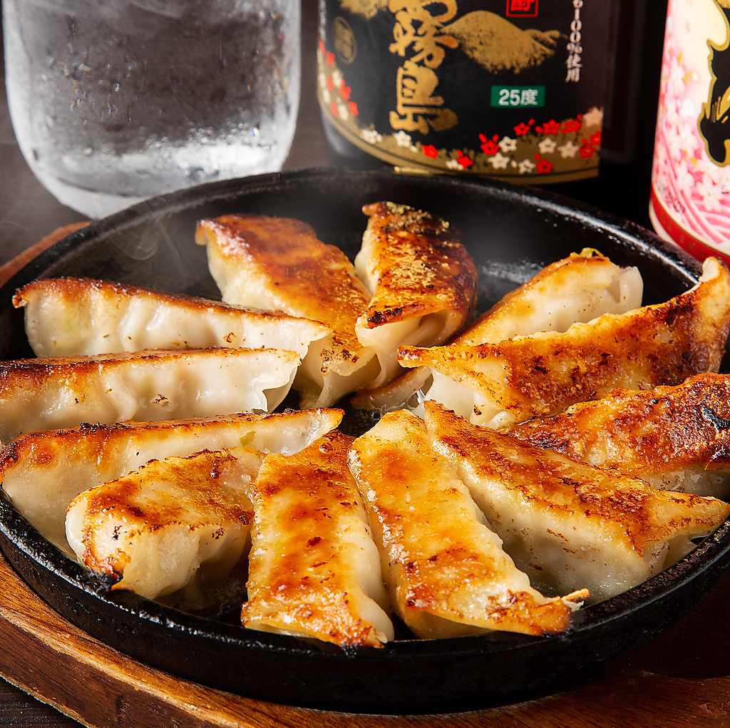 【博多鉄板餃子】あつあつの鉄板にジューシーな博多餃子。ビールやハイボールと相性抜群。