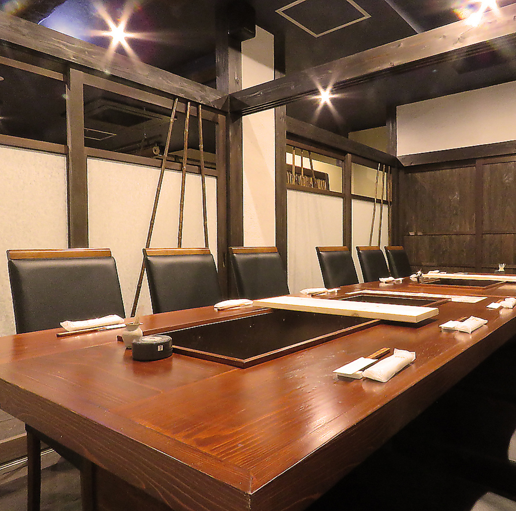 雰囲気と居心地の良さ抜群の完全個室のテーブル席は接待や各種ご宴会にオススメです。
