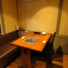 【シーンを選ばないテーブル席】ご家族のお食事や、ご友人との楽しいランチの場として活躍するお洒落で使いやすいテーブル席です。窓際のお席のほか、壁に沿ってソファータイプになっているお席もご用意しております◎