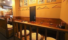 【最大12名様まで可能】テーブルのお席は、温もりを感じる木のテーブルと椅子には座り心地の良い丸い座布団をご用意しております。カジュアルながらも落ち着いた空間が広がり、友人や家族と肩を並べて食事を楽しむのに最適。普段使いからご宴会利用にも◎