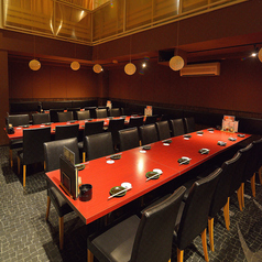 【結合可能なテーブル席・オープンスペース】天井が高く開放的な空間は、企業様や他企業同士の懇親会、仲間内でのご宴席などにも最適！4名様～40名様でのご利用が可能。